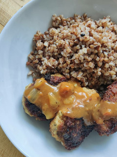 Frikadellen mit Buchweizen und Zwiebel-Sauce Rezepthauptbild