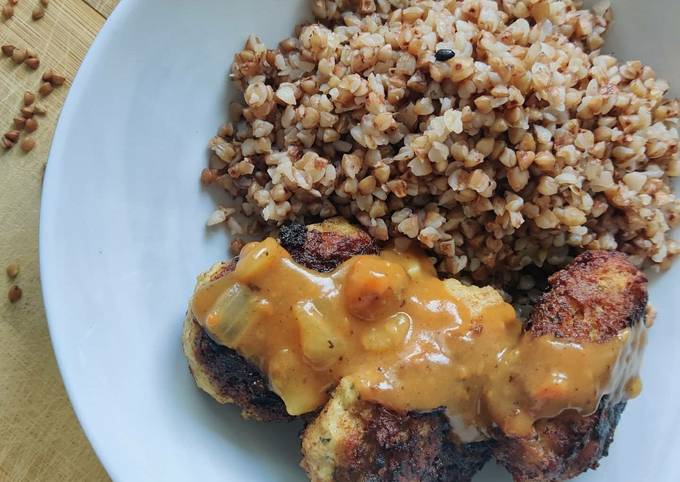 Frikadellen mit Buchweizen und Zwiebel-Sauce