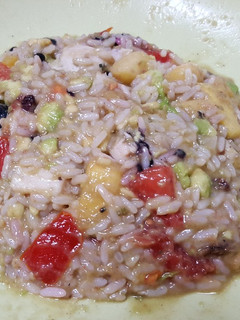 Una foto de Arroz con frutas: aguacate, tomate, piña y pollo