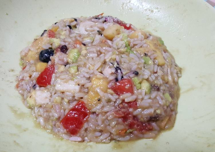 Arroz con frutas: aguacate, tomate, piña y pollo