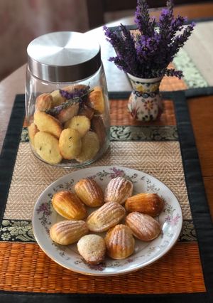 O poză a rețetei Madlene cu lâmâie și lavandă.