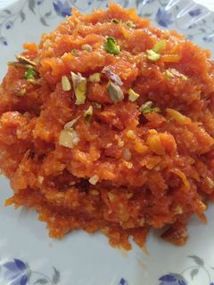 गाजराचा हलवा (gajarcha halwa recipe in marathi) रेसिपी चे मुख्य फोटो 