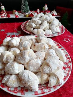 O poză a rețetei Cornulețe fragede cu magium de prune și nucă.