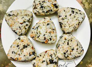 Hình của món Cơm nắm cá hồi cá ngừ rong biển.