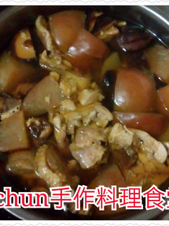 黑蒜頭蘿蔔蘋果雞湯 的食譜成品照片