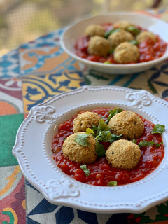 Una foto de Bolitas de berenjena con salsa de tomate