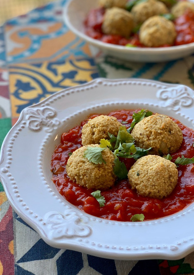 Una foto de Bolitas de berenjena con salsa de tomate