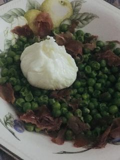 Una foto de Guisantes con jamón y huevo poche