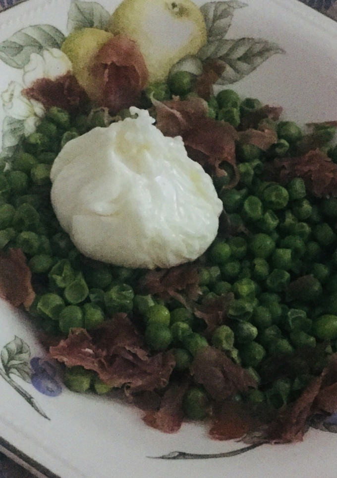 Una foto de Guisantes con jamón y huevo poche