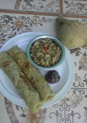 A picture of Coconut beans served with chapati.
