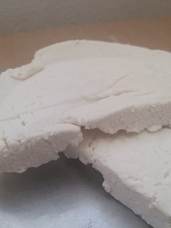 હોમ મેડ પનીર(home made paneer in Gujarati) રેસીપી મુખ્ય ફોટો