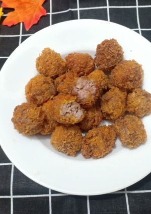 Hình của món Nem chua rán viên tròn giòn rụm.