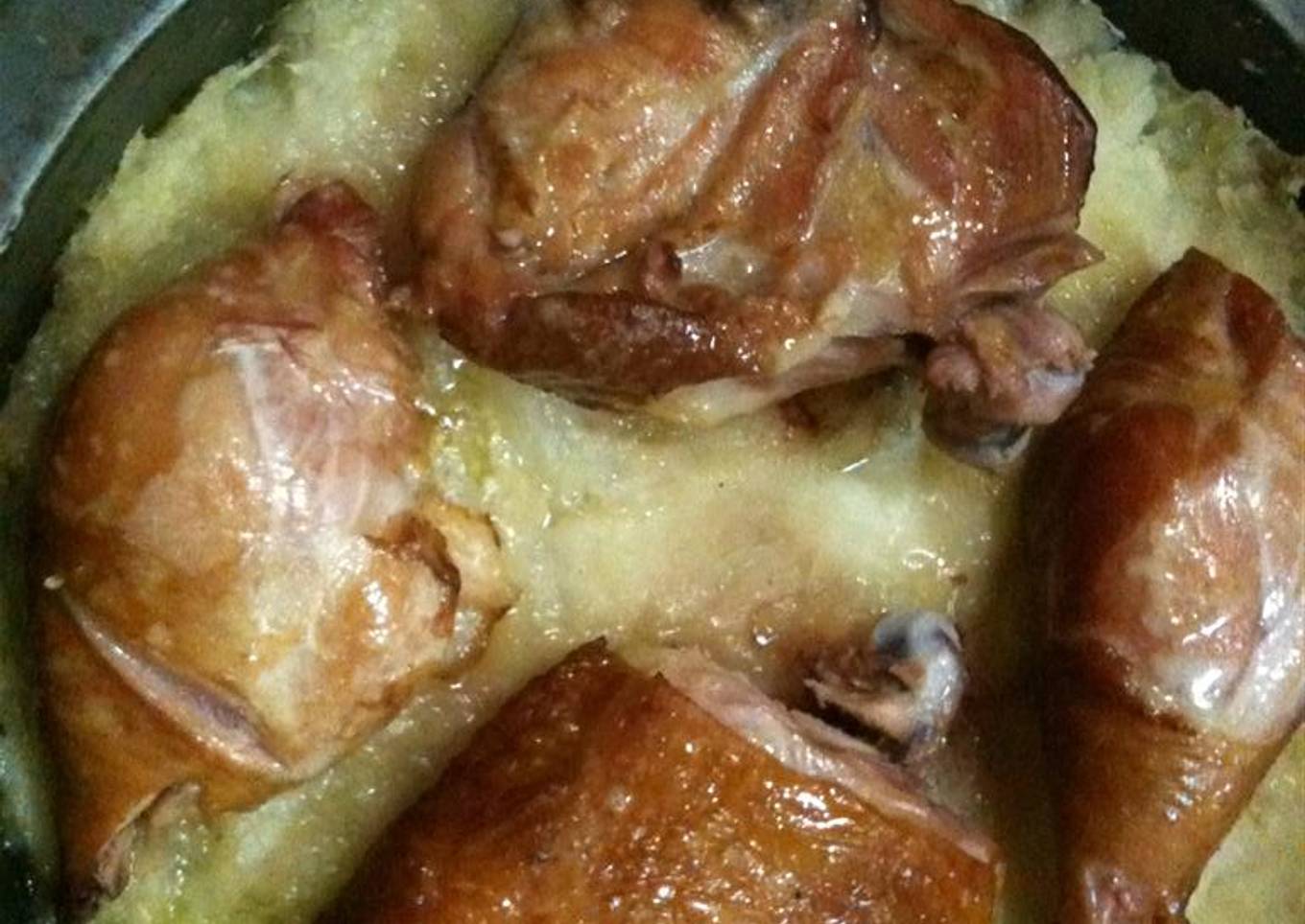 Pollo ahumado en lecho de yuca