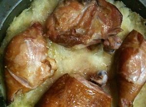 Una foto de Pollo ahumado en lecho de yuca