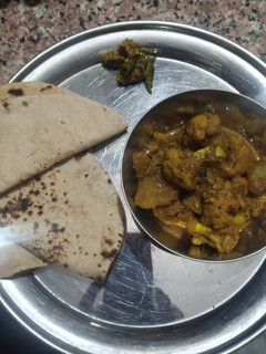 गोभी आलू की सब्जी ओर रोटी (Gobi aloo ki sabzi aur roti recipe in Hindi) रेसिपी मुख्य फोटो