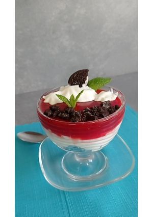 Zdjęcie przepisu Deser Oreo z musem truskawkowym 🍓.