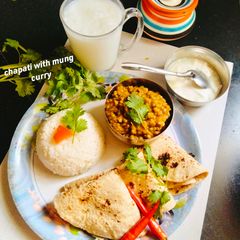 A picture of Chapati and Curry 😋 🍛(chapati with moong Beans curry).