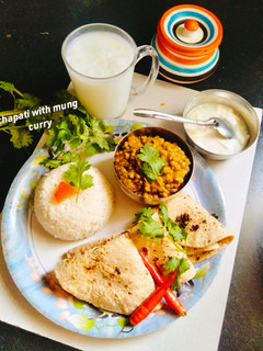 A picture of Chapati and Curry 😋 🍛(chapati with moong Beans curry).