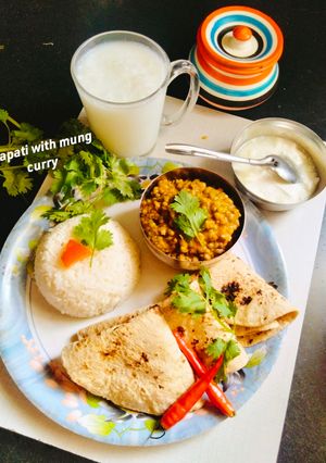 A picture of Chapati and Curry 😋 🍛(chapati with moong Beans curry).