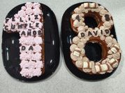 Una foto de tarta huevo kinder