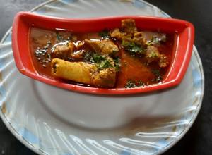 A picture of Kokani style mutton curry.