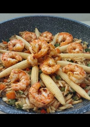 Une photo de Orzo aux Crevettes et Légumes Sautés