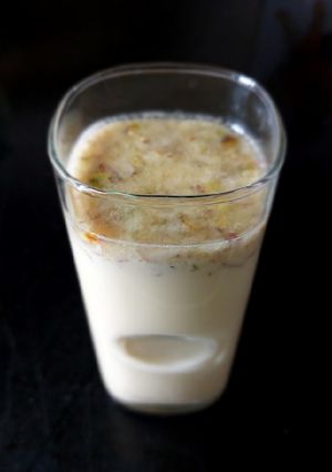 કેસર પીસ્તા બદામ દૂધ (Kesar Pista Badam Milk Recipe In Gujarati) રેસીપી મુખ્ય ફોટો