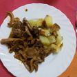Caldereta de chuletas de cordero con guarnición de patatas asada