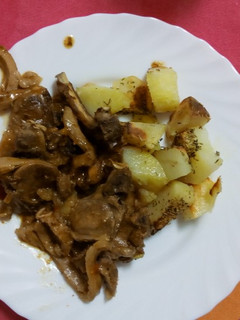 Foto principal de Caldereta de chuletas de cordero con guarnición de patatas asada