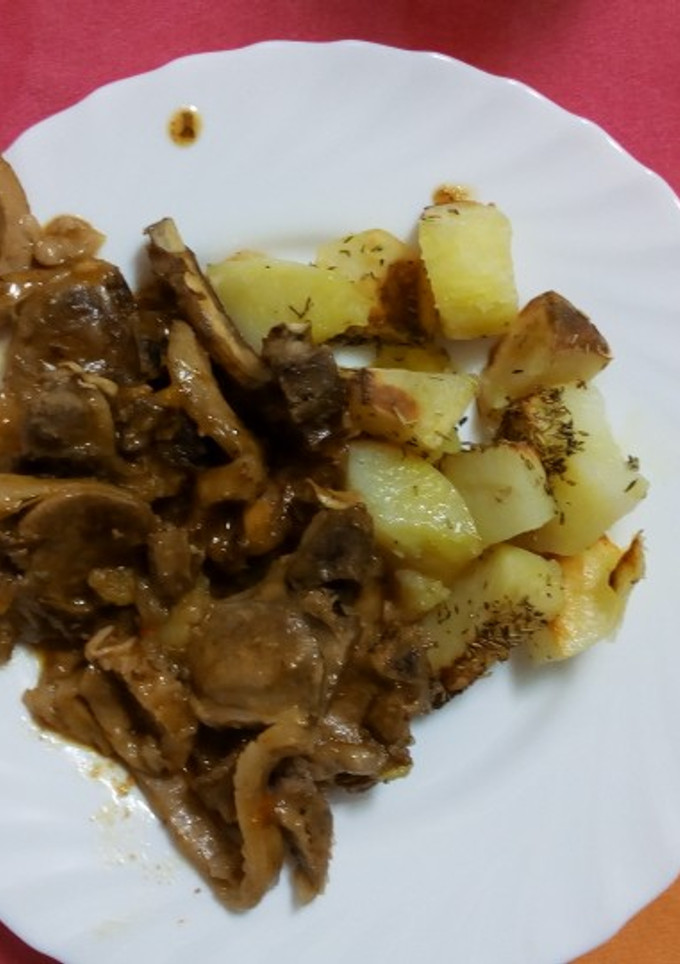 Una foto de Caldereta de chuletas de cordero con guarnición de patatas asada