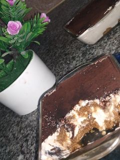 صورة لوصفة أسهل تيراميسو بدون بيض بكريمة لذيذة وخفيفة بنة خرافية ❤️