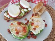 Una foto de embutidos con tostadas