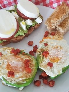 Una foto de Huevo con aguacate y tostada de queso fresco