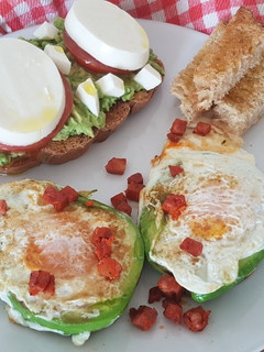 Una foto de Huevo con aguacate y tostada de queso fresco