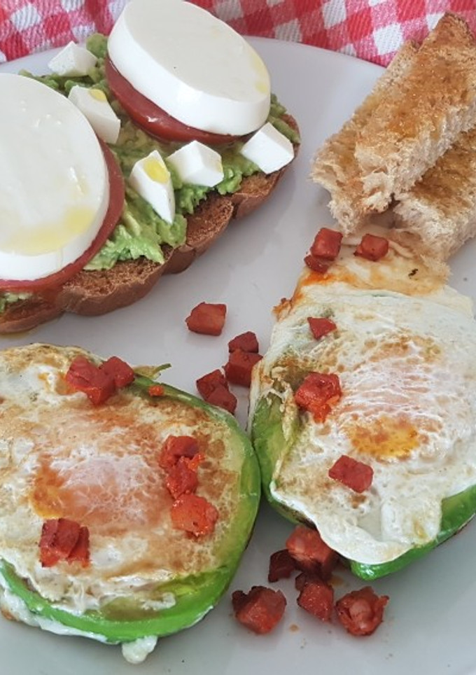 Una foto de Huevo con aguacate y tostada de queso fresco