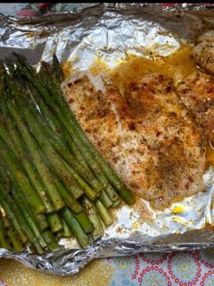 Una foto de Oven baked tilapia and asparagus