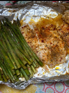 Una foto de Oven baked tilapia and asparagus