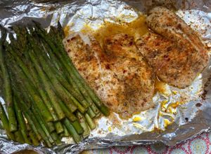Una foto de Oven baked tilapia and asparagus