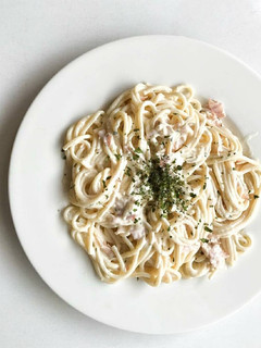 Una foto de Espaguetis a la carbonara🥓🧀