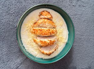 Sajtos csirkemell selymes karfiolfőzelékkel Fibriya keto GM recept fotója