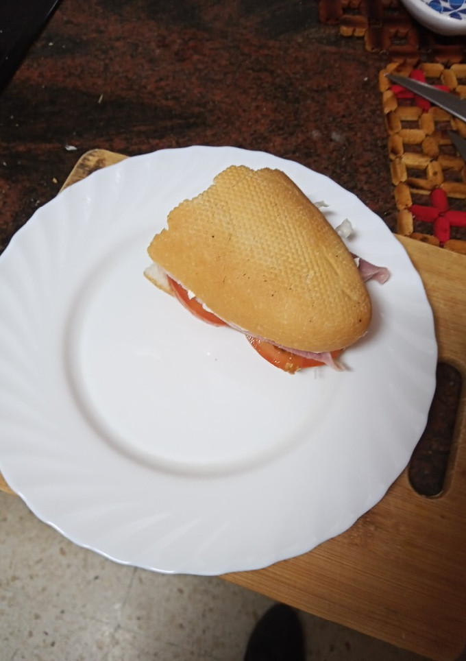 Una foto de Medio bocadillo de escarola, tomate, jamón y queso tierno