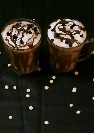 કોલ્ડ કોફી વીથ વેનીલા આઈસ્ક્રીમ (Cold Coffee With Vanilla Icecream Recipe In Gujarati) રેસીપી મુખ્ય ફોટો