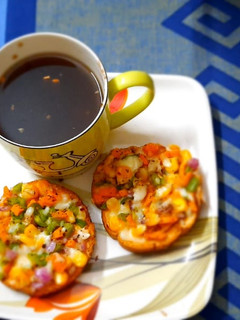 ब्रेड पिज़्ज़ा (bread pizza recipe in Hindi) रेसिपी मुख्य फोटो