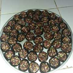 A picture of Bola - bola coklat.