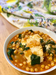 A picture of Potaje de garbanzos con bacalao y espinacas versión exprés.