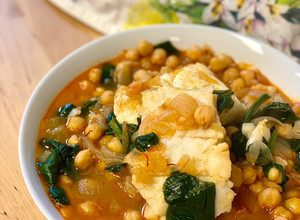 Foto principal de Potaje de garbanzos con bacalao y espinacas versión exprés