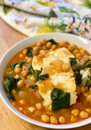Una foto de Potaje de garbanzos con bacalao y espinacas versión exprés