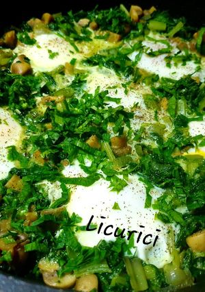 O poză a rețetei Shakshuka verde (cu ciuperci și mangold).