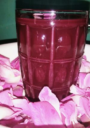 A picture of Lemon Gulkand rose sharbat.