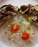Avocado toast con hongos cremini